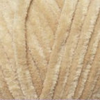 Plüschgarn in klassischem Beige – neutraler, warmer Farbton für vielseitige und zeitlose Projekte, detailreiche Nahaufnahme der samtigen Garnstruktur