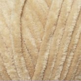 Plüschgarn in klassischem Beige – neutraler, warmer Farbton für vielseitige und zeitlose Projekte, detailreiche Nahaufnahme der samtigen Garnstruktur