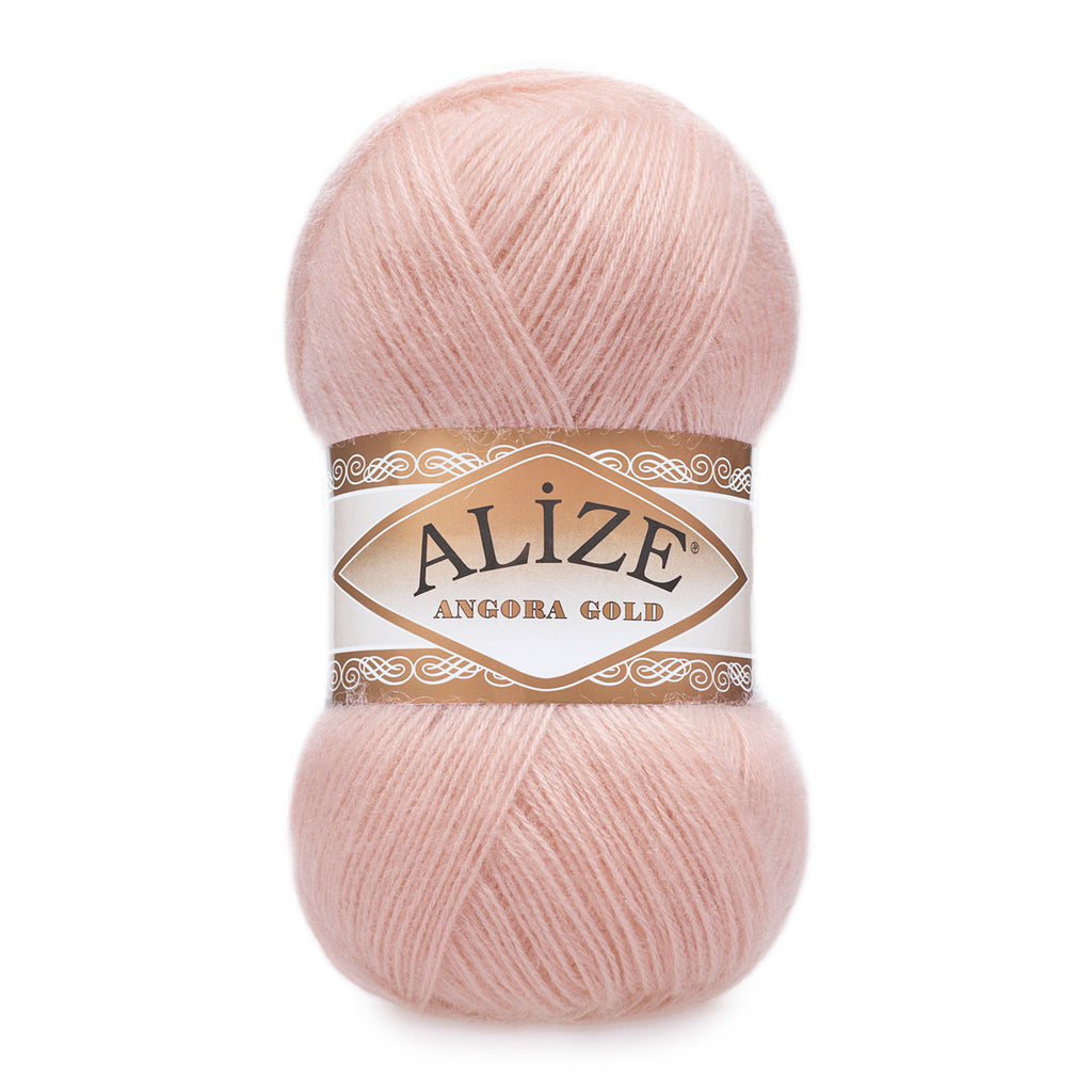 Zu sehen ist Alize Angora Gold Wolle in einem sanften Pudra-Rosaton; weiches, leicht flauschiges Strickgarn, ideal für Pullover, Schals und kreative Handarbeitsprojekte.