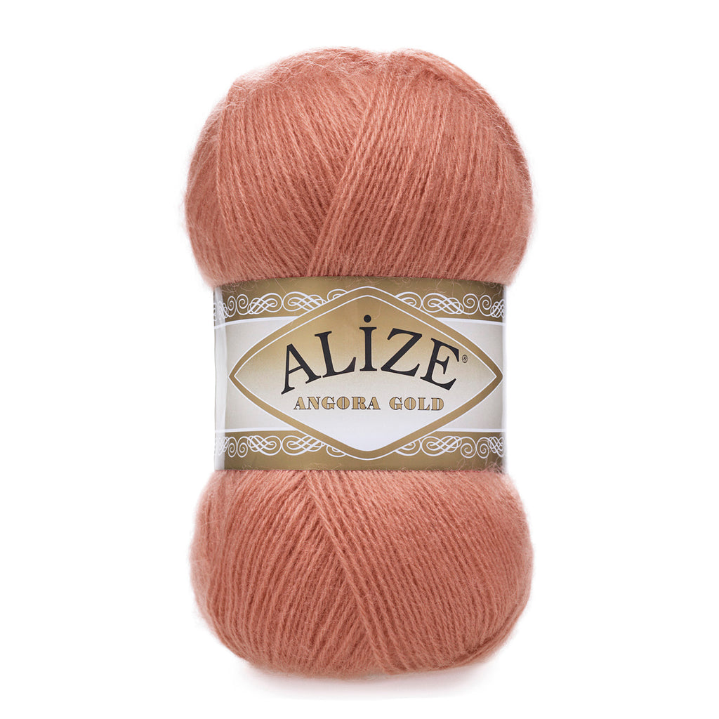 Zu sehen ist Alize Angora Gold Wolle in einem warmen Korallton, weiches, leicht flauschiges Strickgarn, ideal für Pullover, Schals und kreative Handarbeitsprojekte.