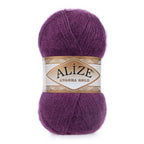 Zu sehen ist Alize Angora Gold Wolle in einem tiefen Dunkellilaton; weiches, leicht flauschiges Strickgarn, ideal für Pullover, Schals und kreative Handarbeitsprojekte.