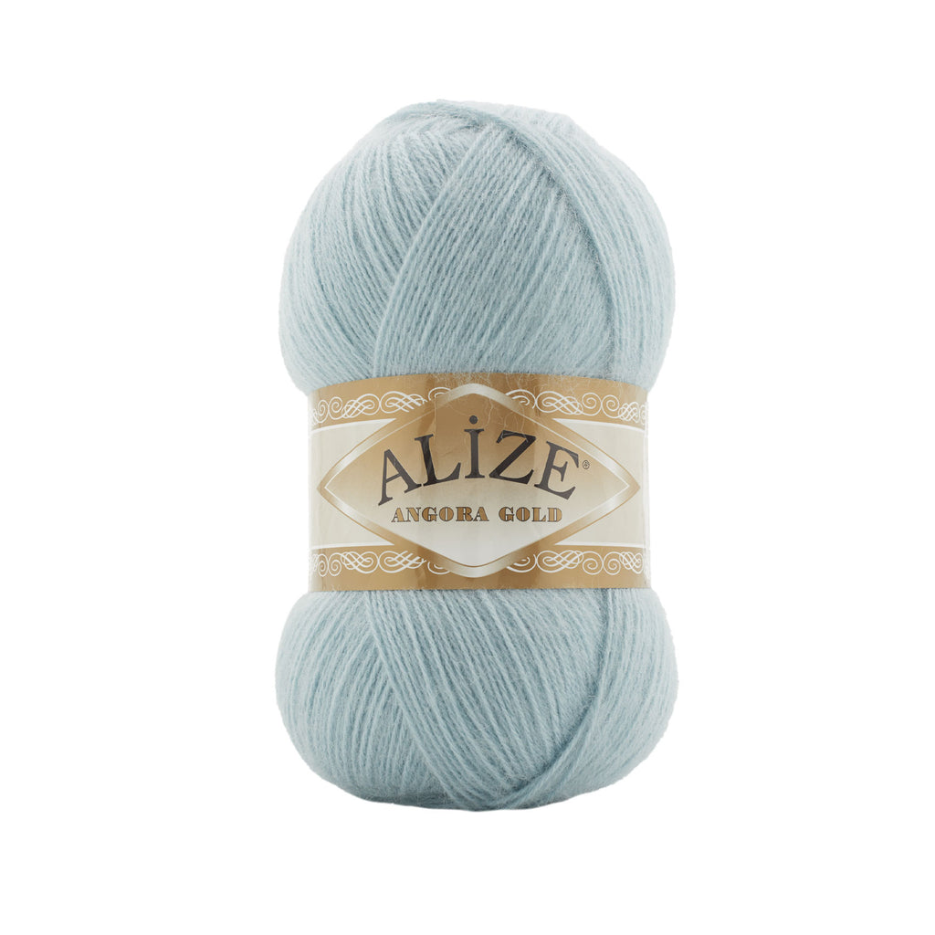 Zu sehen ist Alize Angora Gold Wolle in zarten Mintton mit weichem, leicht flauschigem Griff; fein strukturiertes Strickgarn, ideal für leichte Pullover, Schals und kreative Handarbeitsprojekte.