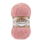 Zu sehen ist Alize Angora Gold Wolle in einem zarten Pastell‑Roséton; weiches, leicht flauschiges Strickgarn, ideal für Pullover, Schals und kreative Handarbeitsprojekte.