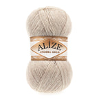 Zu sehen ist Alize Angora Gold Wolle in einem zarten Beigeton; weiches, leicht flauschiges Strickgarn, ideal für Pullover, Schals und kreative Handarbeitsprojekte.