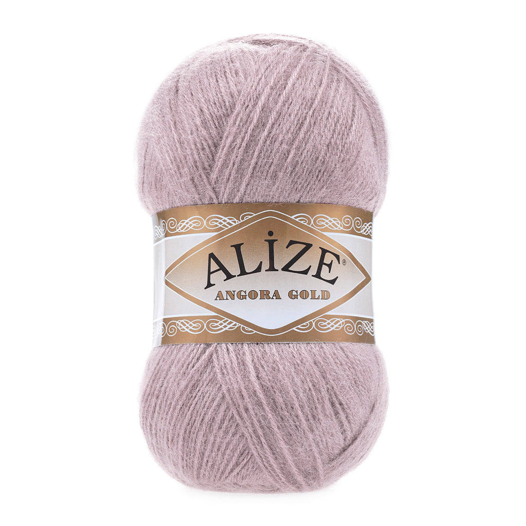 Zu sehen ist Alize Angora Gold Wolle in einem zarten Altrosa‑Ton; weiches, leicht flauschiges Strickgarn, ideal für Pullover, Schals und kreative Handarbeitsprojekte.