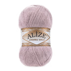Zu sehen ist Alize Angora Gold Wolle in einem zarten Altrosa‑Ton; weiches, leicht flauschiges Strickgarn, ideal für Pullover, Schals und kreative Handarbeitsprojekte.