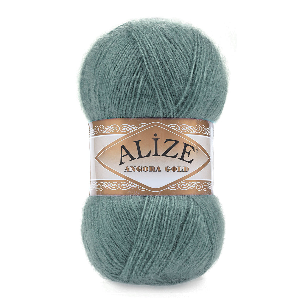 Zu sehen ist Alize Angora Gold Wolle in einem kräftigen Moosgrün; weiches, leicht flauschiges Strickgarn, ideal für Pullover, Schals und kreative Handarbeitsprojekte.