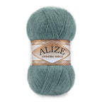 Zu sehen ist Alize Angora Gold Wolle in einem kräftigen Moosgrün; weiches, leicht flauschiges Strickgarn, ideal für Pullover, Schals und kreative Handarbeitsprojekte.