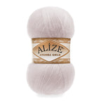 Zu sehen ist Alize Angora Gold Wolle in einem klaren Winterweiß‑Ton; weiches, leicht flauschiges Strickgarn, ideal für Pullover, Schals und kreative Handarbeitsprojekte.