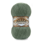 Zu sehen ist Alize Angora Gold Wolle in einem warmen Mandelgrün; weiches, leicht flauschiges Strickgarn, ideal für Pullover, Schals und kreative Handarbeitsprojekte.