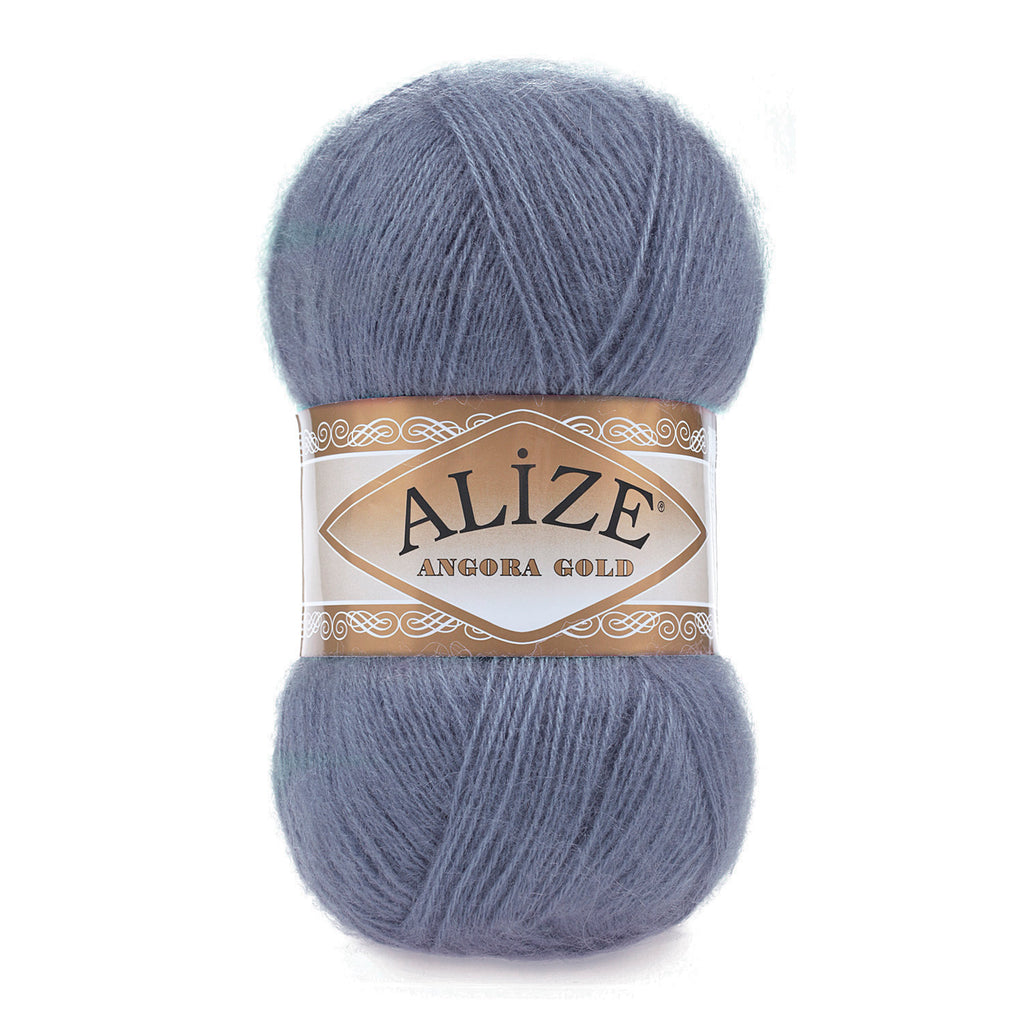Zu sehen ist Alize Angora Gold Wolle in einem klaren Blauton, weiches, leicht flauschiges Strickgarn, ideal für Pullover, Schals und kreative Handarbeitsprojekte.