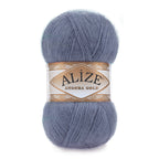 Zu sehen ist Alize Angora Gold Wolle in einem klaren Blauton, weiches, leicht flauschiges Strickgarn, ideal für Pullover, Schals und kreative Handarbeitsprojekte.