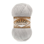 Zu sehen ist Alize Angora Gold Wolle in einem hellen Grau‑Melange‑Ton; weiches, leicht flauschiges Strickgarn, ideal für Pullover, Schals und kreative Handarbeitsprojekte.