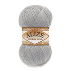 Zu sehen ist Alize Angora Gold Wolle in einem mittleren Grauton; weiches, leicht flauschiges Strickgarn, ideal für Pullover, Schals und kreative Handarbeitsprojekte.