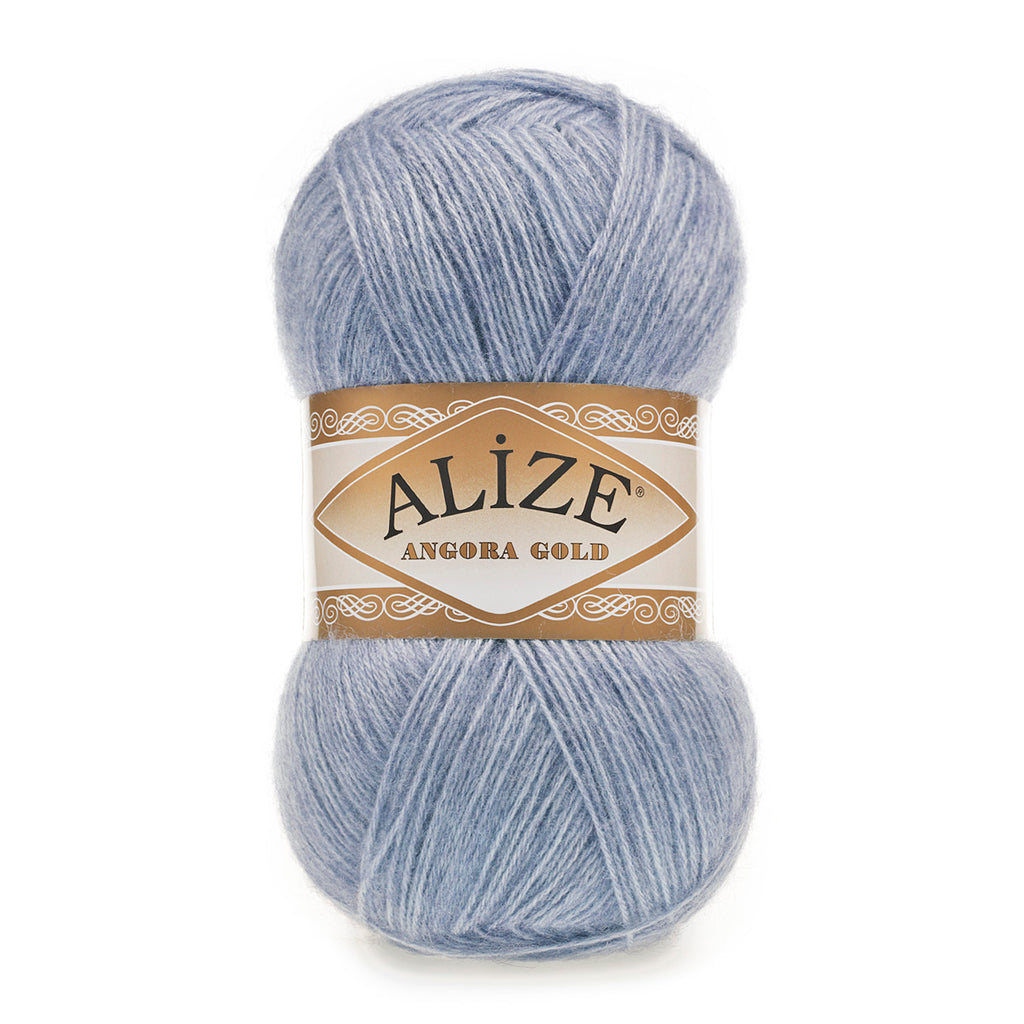 Zu sehen ist Alize Angora Gold Wolle in einem klassischen Jeansblau; weiches, leicht flauschiges Strickgarn, ideal für Pullover, Schals und kreative Handarbeitsprojekte.