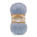 Zu sehen ist Alize Angora Gold Wolle in einem klassischen Jeansblau; weiches, leicht flauschiges Strickgarn, ideal für Pullover, Schals und kreative Handarbeitsprojekte.