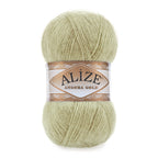 Zu sehen ist Alize Angora Gold Wolle in einem zarten Pastellgrün; weiches, leicht flauschiges Strickgarn, ideal für Pullover, Schals und kreative Handarbeitsprojekte.