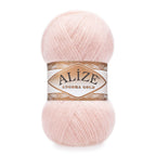 Zu sehen ist Alize Angora Gold Wolle in einem zarten Perlen‑Rosé‑Ton; weiches, leicht flauschiges Strickgarn, ideal für Pullover, Schals und kreative Handarbeitsprojekte.