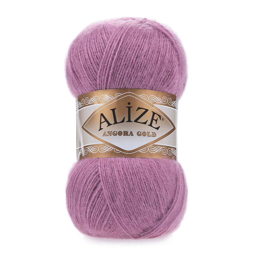 Zu sehen ist Alize Angora Gold Wolle in einem kräftigen Lila-Pinkton; weiches, leicht flauschiges Strickgarn, ideal für Pullover, Schals und kreative Handarbeitsprojekte.