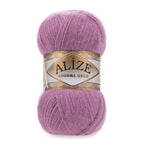 Zu sehen ist Alize Angora Gold Wolle in einem kräftigen Lila-Pinkton; weiches, leicht flauschiges Strickgarn, ideal für Pullover, Schals und kreative Handarbeitsprojekte.
