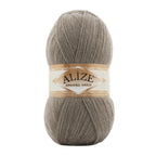 Zu sehen ist Alize Angora Gold Wolle in einem beigen Grauton; weiches, leicht flauschiges Strickgarn, ideal für Pullover, Schals und kreative Handarbeitsprojekte.