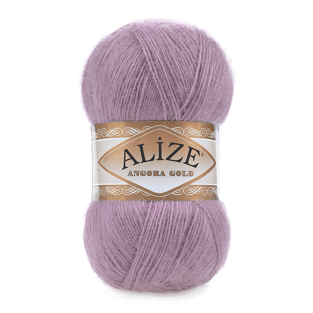 Zu sehen ist Alize Angora Gold  Wolle in einem zarten Roséton; weiches, leicht flauschiges Strickgarn, ideal für Pullover, Schals und kreative Handarbeitsprojekte.