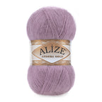 Zu sehen ist Alize Angora Gold  Wolle in einem zarten Roséton; weiches, leicht flauschiges Strickgarn, ideal für Pullover, Schals und kreative Handarbeitsprojekte.