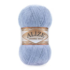 Zu sehen ist Alize Angora Gold Wolle in einem klaren Cyan‑/Hellblauton; weiches, leicht flauschiges Strickgarn, ideal für Pullover, Schals und kreative Handarbeitsprojekte.