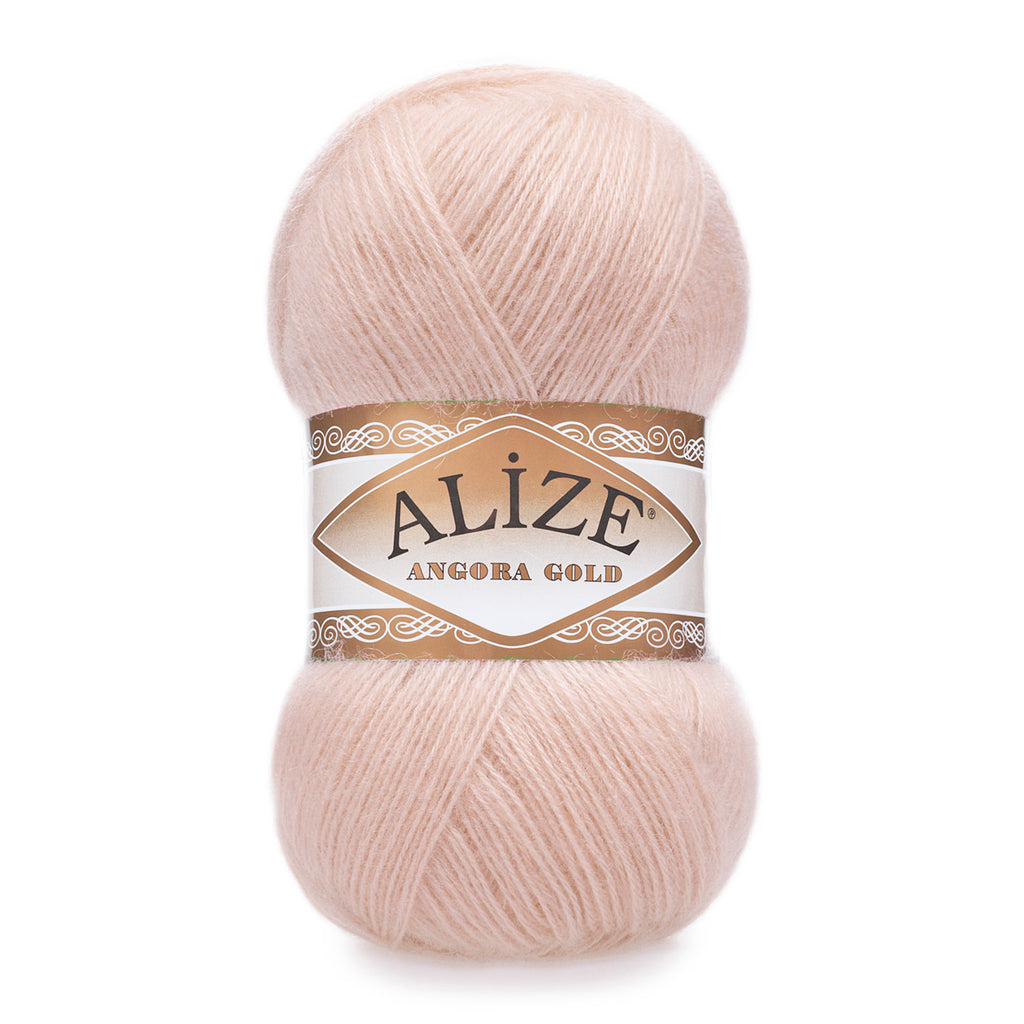 Zu sehen ist Alize Angora Gold Wolle in einem sanften Champagnerton; weiches, leicht flauschiges Strickgarn, ideal für Pullover, Schals und kreative Handarbeitsprojekte.