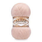 Zu sehen ist Alize Angora Gold Wolle in einem sanften Champagnerton; weiches, leicht flauschiges Strickgarn, ideal für Pullover, Schals und kreative Handarbeitsprojekte.