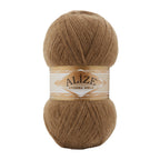 Zu sehen ist Alize Angora Gold Wolle in einem warmen Braunton; weiches, angenehm griffiges Strickgarn, ideal für Pullover, Schals und kreative Handarbeitsprojekte.