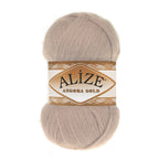 Zu sehen ist Alize Angora Gold Wolle in einem beige‑Sandton; weiches, leicht flauschiges Strickgarn, ideal für Pullover, Schals und kreative Handarbeitsprojekte.