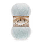Zu sehen ist Alize Angora Gold Wolle in einem zarten eisblau; weiches, leicht flauschiges Strickgarn, ideal für Pullover, Schals und kreative Handarbeitsprojekte.