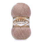 Zu sehen ist Alize Angora Gold Wolle in einem Altrosa‑Ton; weiches, leicht flauschiges Strickgarn, ideal für Pullover, Schals und kreative Handarbeitsprojekte.