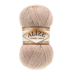 Zu sehen ist Alize Angora Gold Wolle in einem hellen Beigeton; weiches, leicht flauschiges Strickgarn, ideal für Pullover, Schals und kreative Handarbeitsprojekte.