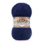 Zu sehen ist Alize Angora Gold Wolle in einem tiefen Navy‑Blau; weiches, leicht flauschiges Strickgarn, ideal für Pullover, Schals und kreative Handarbeitsprojekte.