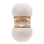 Zu sehen ist Alize Angora Gold Wolle in einem warmen Beige‑Ton; weiches, leicht flauschiges Strickgarn, ideal für Pullover, Schals und kreative Handarbeitsprojekte.