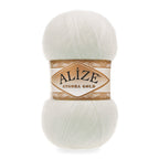Zu sehen ist Alize Angora Gold Wolle in einem warmen Creme‑Beige‑Ton; weiches, leicht flauschiges Strickgarn, ideal für Pullover, Schals und kreative Handarbeitsprojekte. 