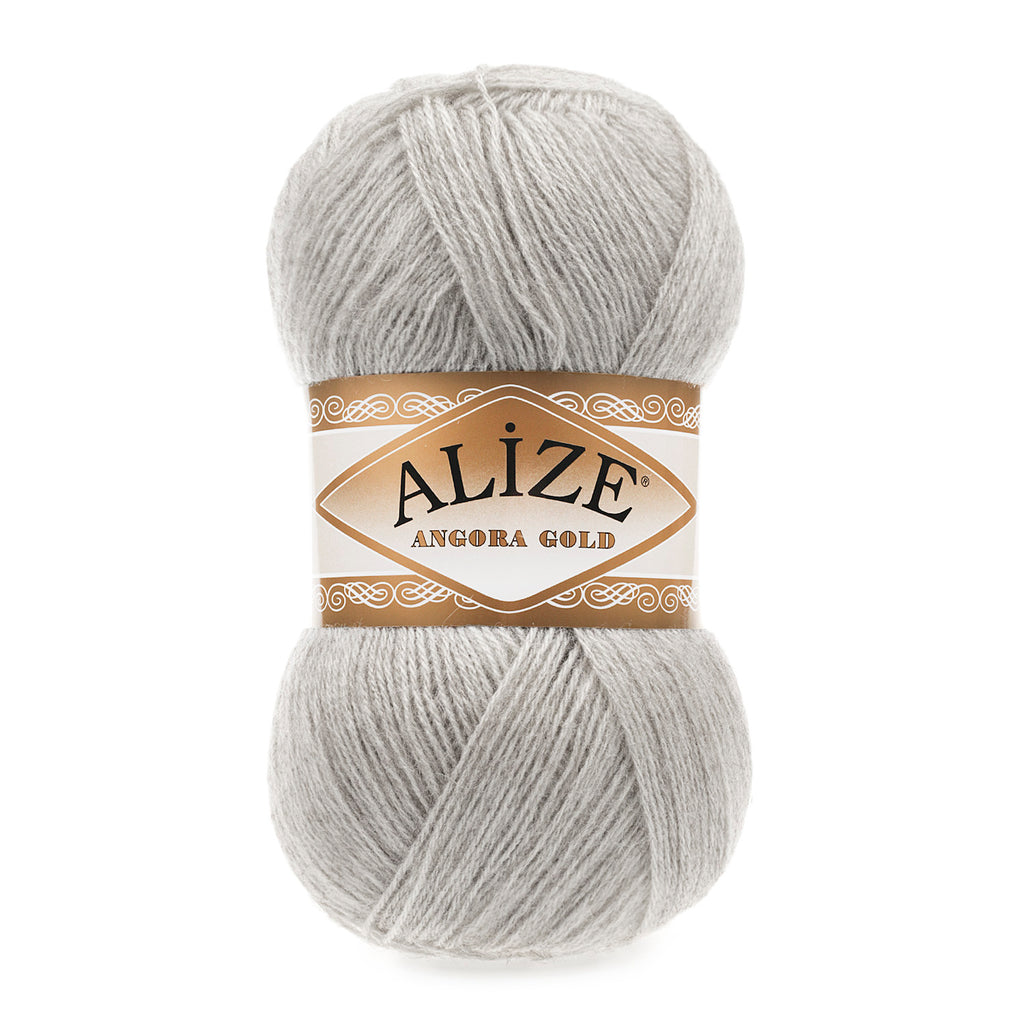 Zu sehen ist Alize Angora Gold Wolle in einem sanften, neutralen Grau; weiches, leicht flauschiges Strickgarn, ideal für Pullover, Schals und kreative Handarbeitsprojekte.