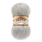 Zu sehen ist Alize Angora Gold Wolle in einem sanften, neutralen Grau; weiches, leicht flauschiges Strickgarn, ideal für Pullover, Schals und kreative Handarbeitsprojekte.