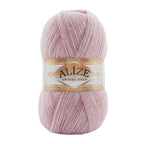 Zu sehen ist Alize Angora Gold Wolle in einem mittleren Rosaton; weiches, leicht flauschiges Strickgarn, ideal für Pullover, Schals und kreative Handarbeitsprojekte.