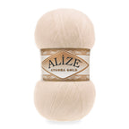 Zu sehen ist die Alize Angora Gold Wolle in einem warmen cremig‑goldenen Ton; weiches, leicht flauschiges Strickgarn, ideal für Pullover, Schals und kreative Handarbeitsprojekte.