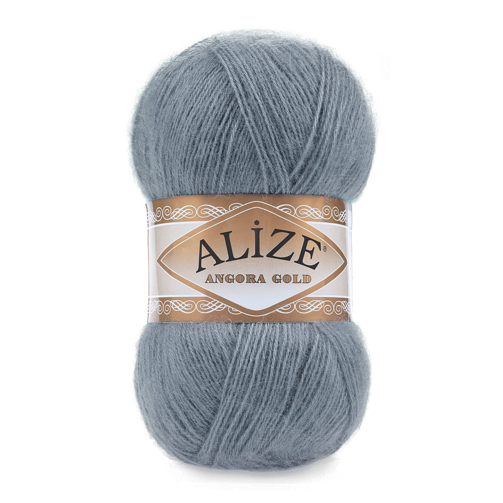 Zu sehen ist Alize Angora Gold Wolle in einem mittleren Blauton; weiches, leicht flauschiges Strickgarn, ideal für Pullover, Schals und kreative Handarbeitsprojekte.