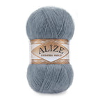 Zu sehen ist Alize Angora Gold Wolle in einem mittleren Blauton; weiches, leicht flauschiges Strickgarn, ideal für Pullover, Schals und kreative Handarbeitsprojekte.