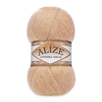 Zu sehen ist Alize Angora Gold Wolle in einem warmen Camel‑/beige‑braunen Ton; weiches, leicht flauschiges Strickgarn, ideal für Pullover, Schals und kreative Handarbeitsprojekte.