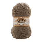 Zu sehen ist Alize Angora Gold Wolle in einem tiefen Braunton; weiches, leicht flauschiges Strickgarn, ideal für Pullover, Schals und kreative Handarbeitsprojekte.