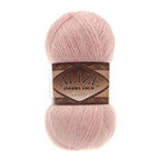 Zu sehen ist Alize Angora Gold Simli Wolle in einem zarten Puderton (Rosé), weiches Strickgarn mit Glitzerfaden für Pullover und Schals.