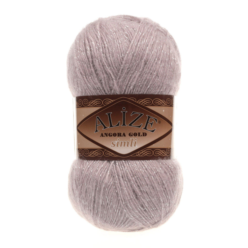 Zu sehen ist Alize Angora Gold Simli Wolle in einem sanften Rosagrauton mit leichtem Grauanteil und feinem, schimmerndem Glanz durch eingearbeitete metallische Fäden. Das weiche, flauschige Strickgarn eignet sich ideal für Pullover, Schals und vielseitige Handarbeitsprojekte.