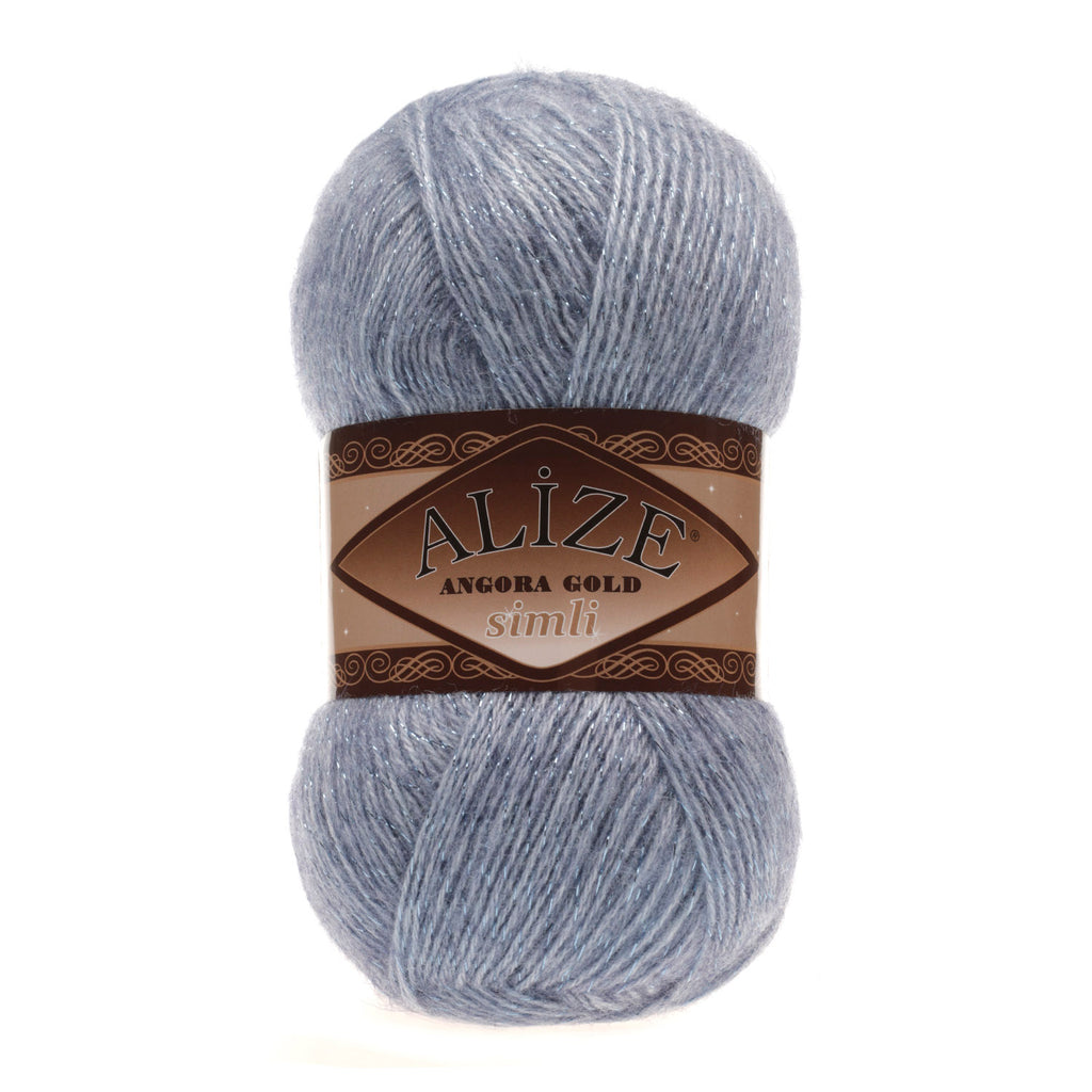 Zu sehen ist Alize Angora Gold Simli Wolle in einem melierten, sanften Jeansblau mit leicht grauem Unterton und feinem, schimmerndem Glanz durch eingearbeitete metallische Fäden. Das weiche, flauschige Strickgarn eignet sich ideal für Pullover, Schals und vielseitige Handarbeitsprojekte.