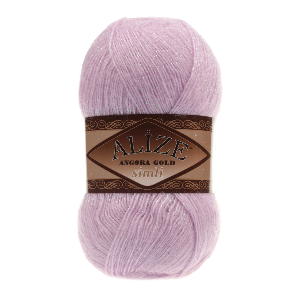 Zu sehen ist Alize Angora Gold Simli Wolle in einem sanften, kühlen Lilaton mit feinem, schimmerndem Glanz durch eingearbeitete metallische Fäden. Das weiche, flauschige Strickgarn eignet sich ideal für Pullover, Schals und vielseitige Handarbeitsprojekte.